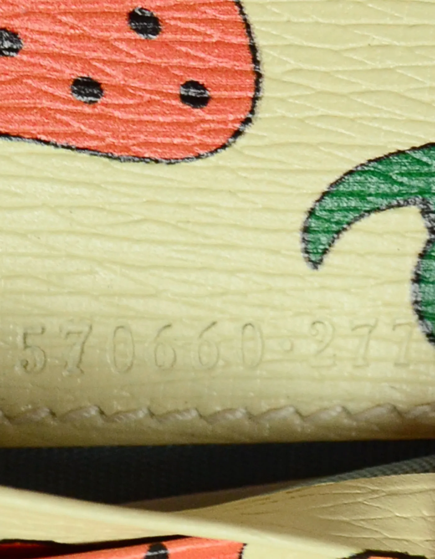 Gucci NEW Zumi Strawberry Print Card Case Wallet w. Chain